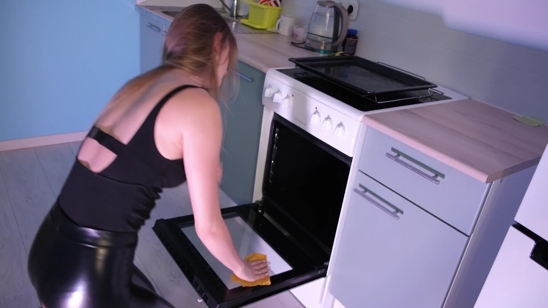 how could she be stuck there？ (63d4136843f6c)