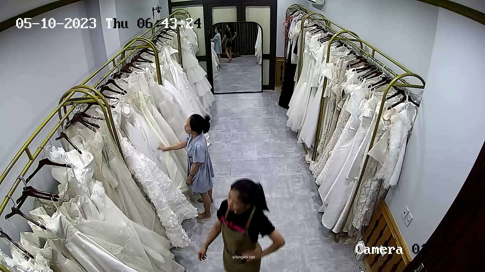 【破解摄像头】婚纱摄影店 偷拍多位新娘更衣试婚纱【38v】1 (1)