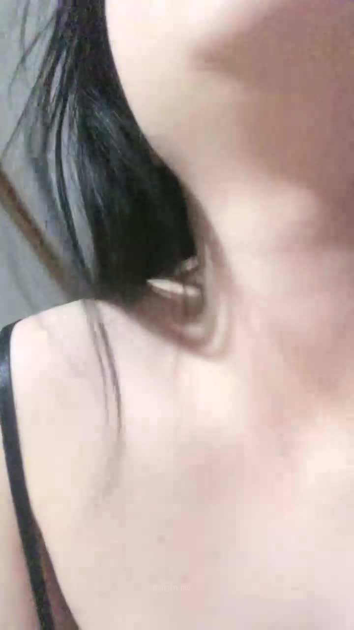 【小猫咪呀】巨乳肥臀~道具抽插~跳蛋狂震~流浆【15V】 (1)