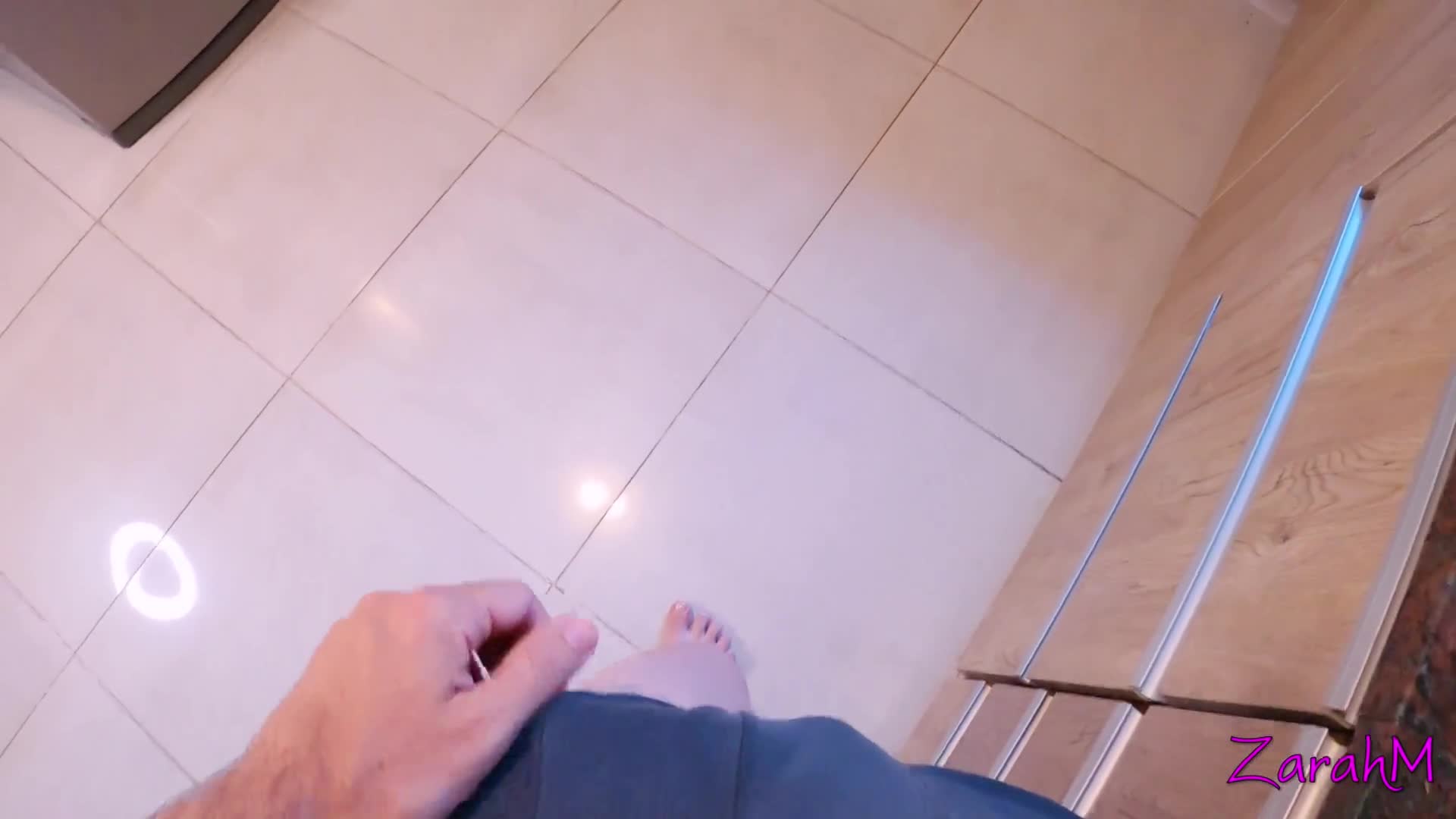 当我误服伟哥时，我的继母帮助我射进了她的屁股 (63de667239083)