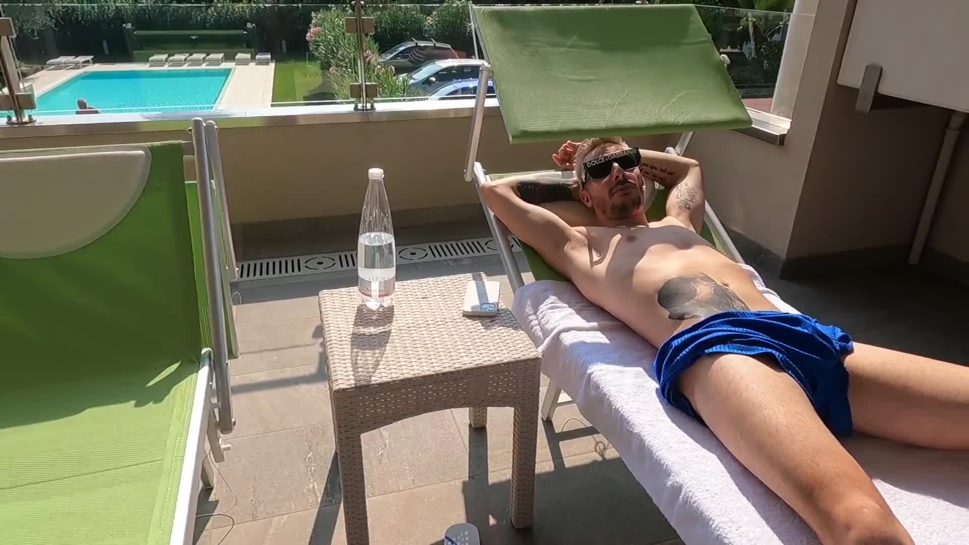 Troia italiana fa un pompino sul balcone della villa al mare (INGOIA TUTTO) (ph6146ffc86938b)