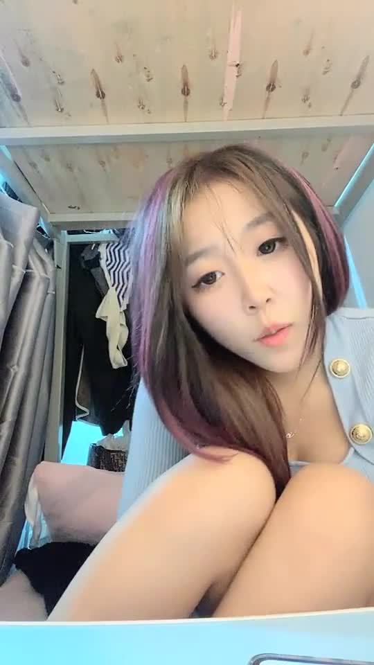 【一叶页甜甜也辣】超可爱~揉奶舔奶秀身材极诱惑【24V】 (22)