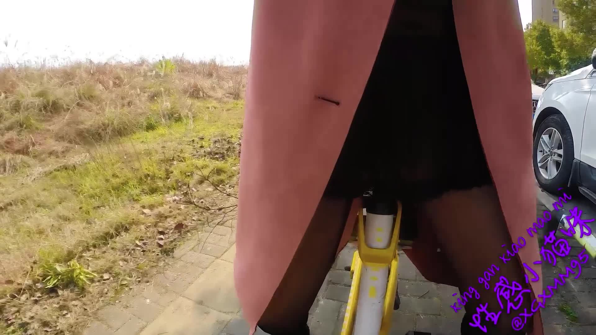 【户外露出】穿着情趣内衣，骑自行车上路。-Pornhub.com