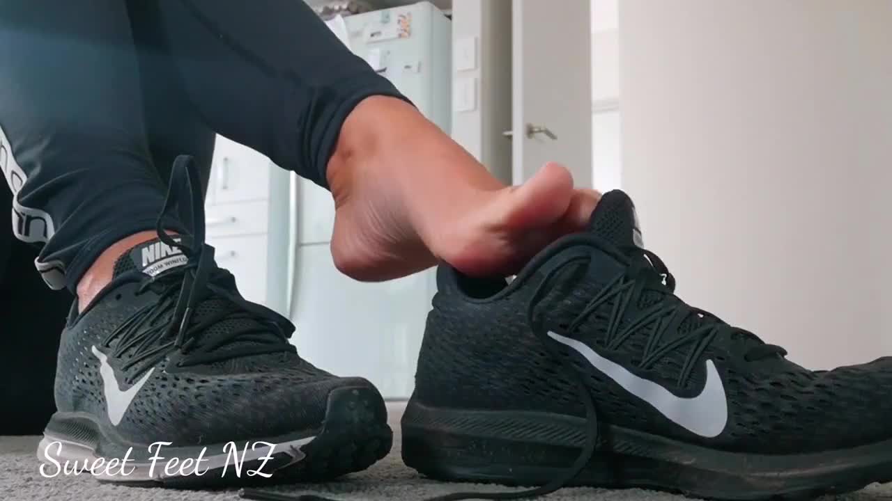 Sweaty Gym Feet to satisfy your Foot Fetish (ph5f98a6b0e824c)