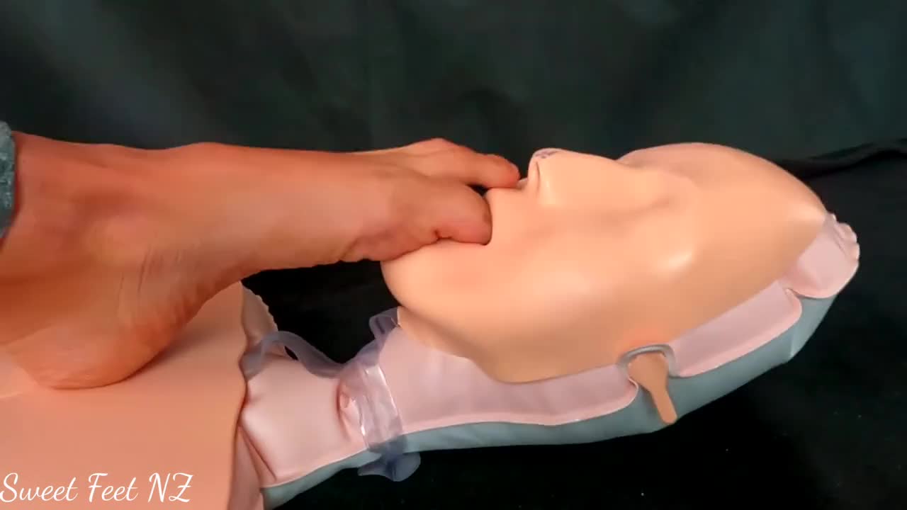 Face Massage using her Sweet Feet (ph60b81ddb93b8b)