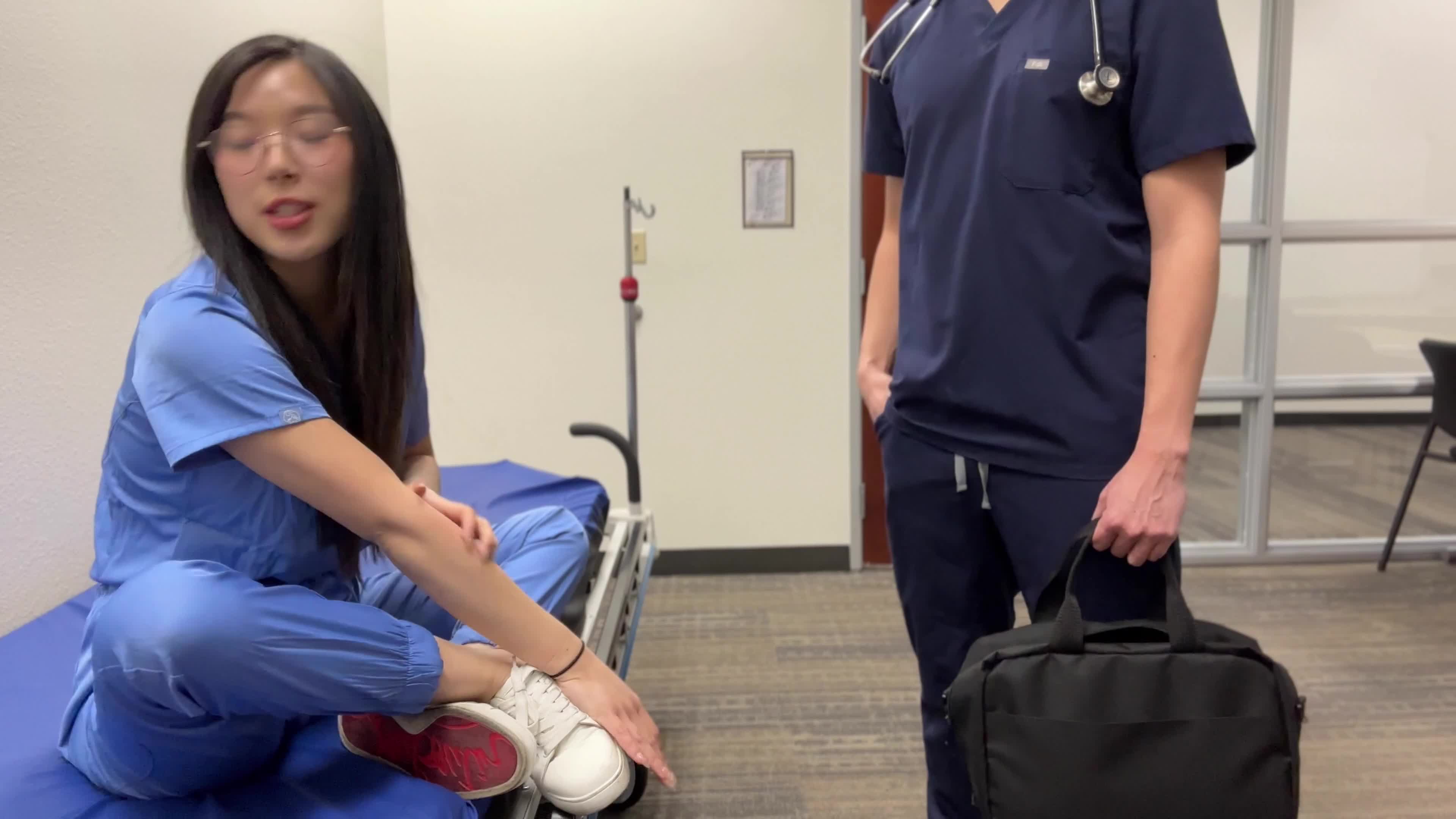 医生说服年轻的韩国医学生做爱xHamster