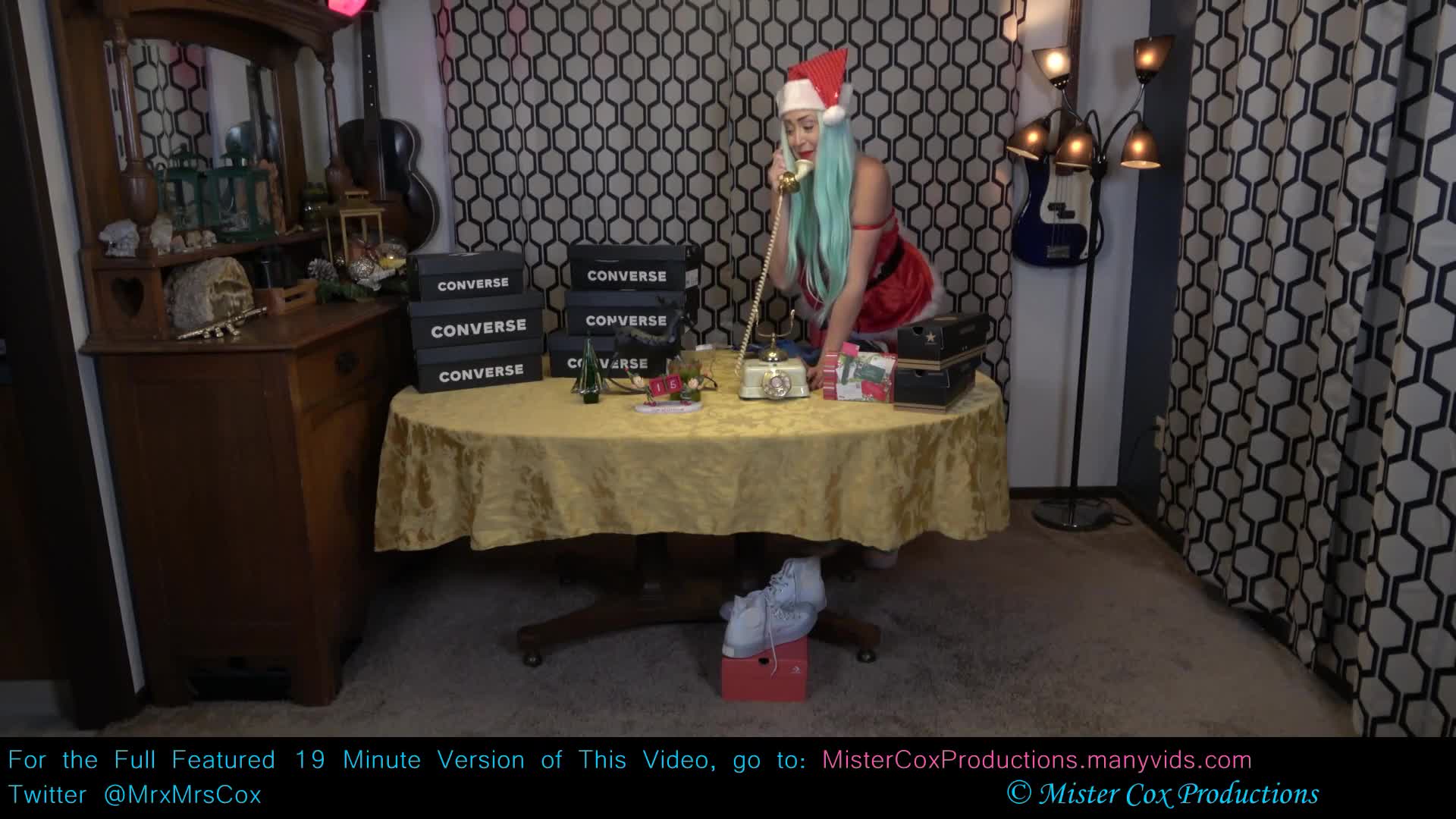 在运动鞋店 POV 与圣诞老人的小助手精灵发生性关系 - Mister Cox Productions (ph625047ca0c0b4)