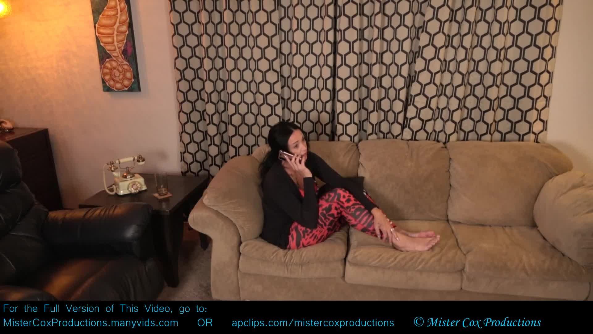 作弊的妻子给按摩师大公鸡油性足交 - Mister Cox Productions (ph6154834497f81)