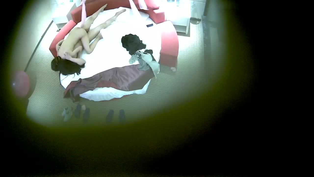 监控破解斑点裙少妇和中年大叔酒店玩69啪啪(1)