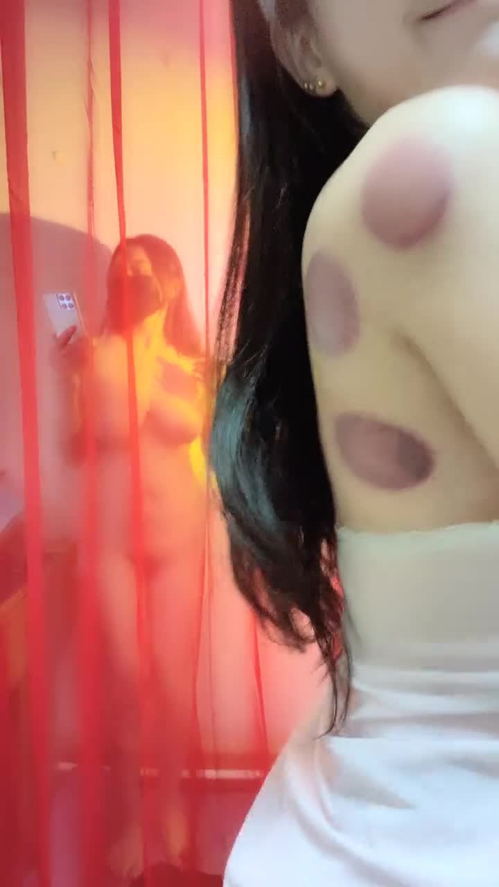 巨乳奶妈和白浆少妇激情大秀直播，轻纱胀里的风骚女非常诱惑，揉奶摸逼撞骚臀好刺激，挤奶水给狼友喝别错过