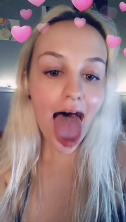 long tongue natural beauty (ph5cba8d3dad00a)