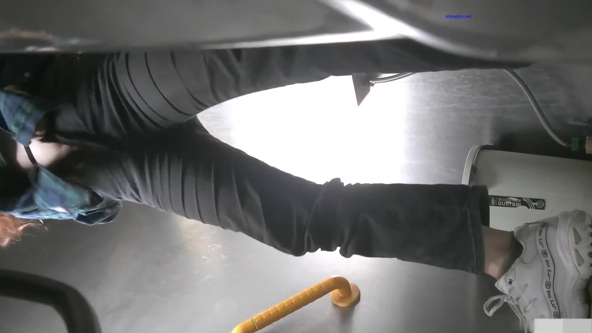 2048.cc-学院女厕偷拍长发美女 杂毛肥鲍鱼粉粉的肉唇