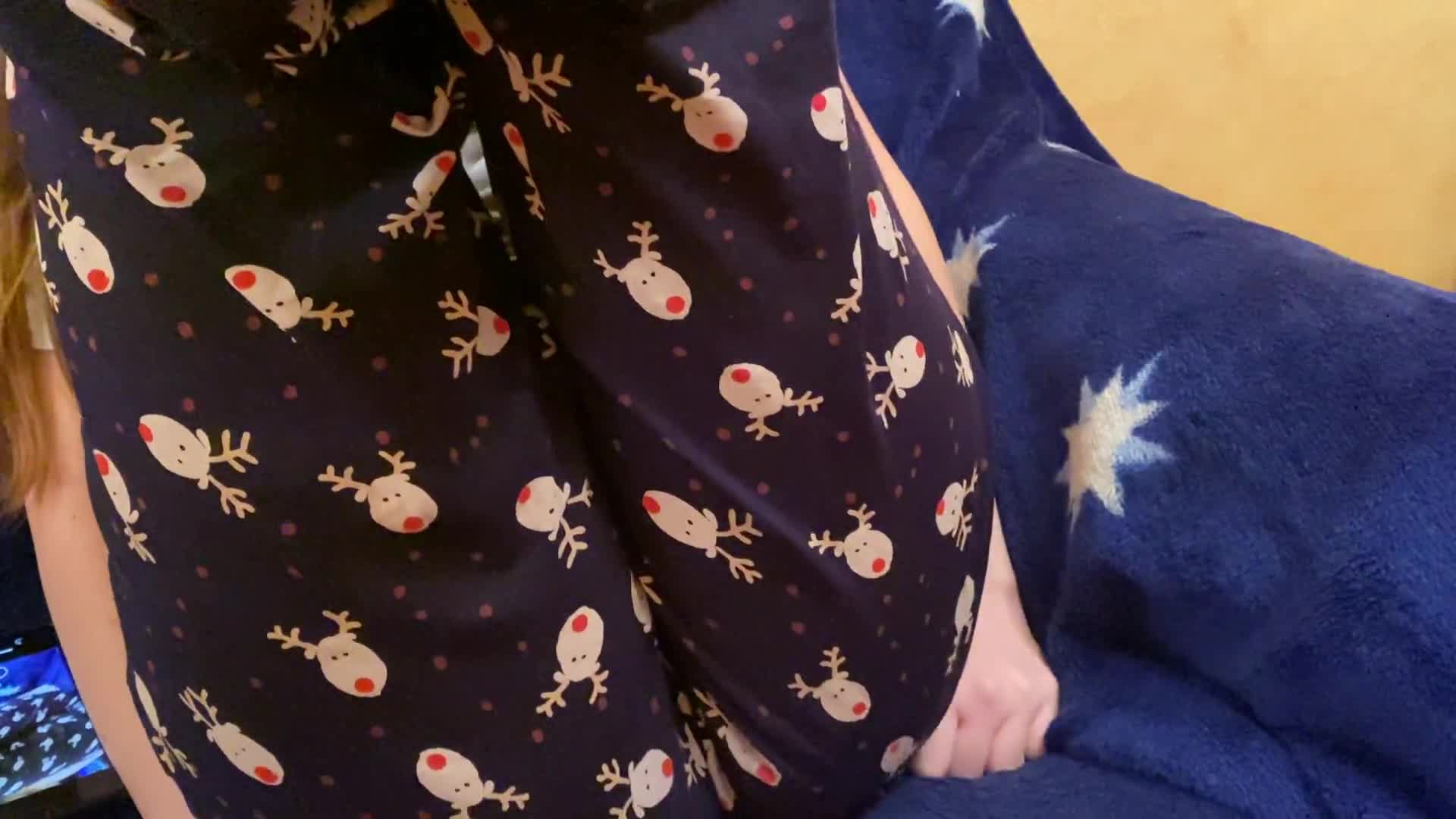 Школьница после школы ласкает свою писечку и кончает с громкими стонами (ph6026c530baa95)