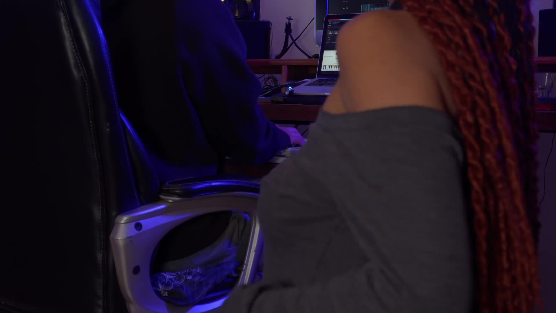 0121 - I was playing and my HORNY Girlfriend SEDUCE ME. She ended up with the pussy FULL of CUM (63f6a96aaf800)