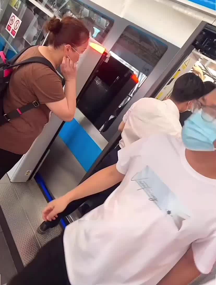 怼脸拍被发现还被看到鸡鸡