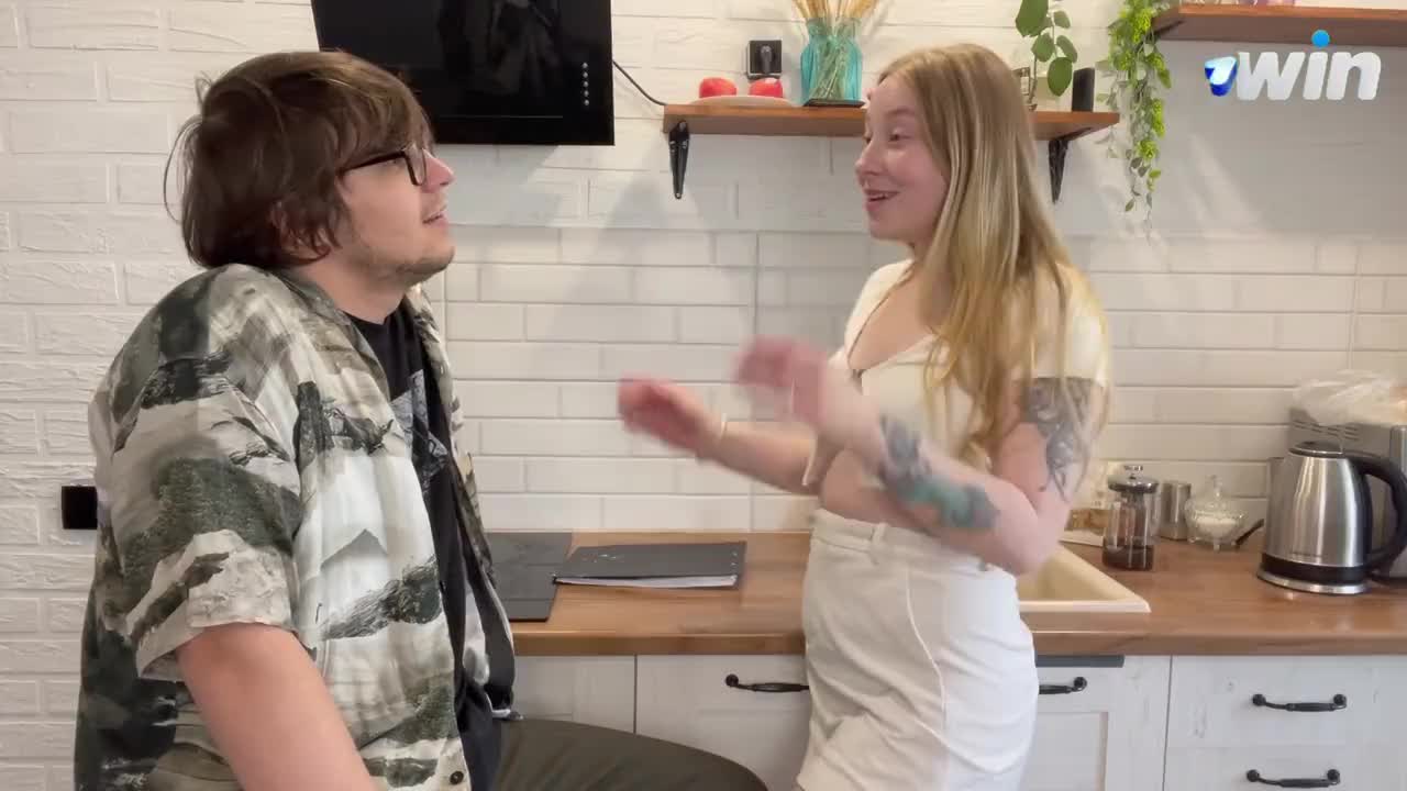 0022 - A young student came to ask the teacher to correct her grade! (64870500dbe44)