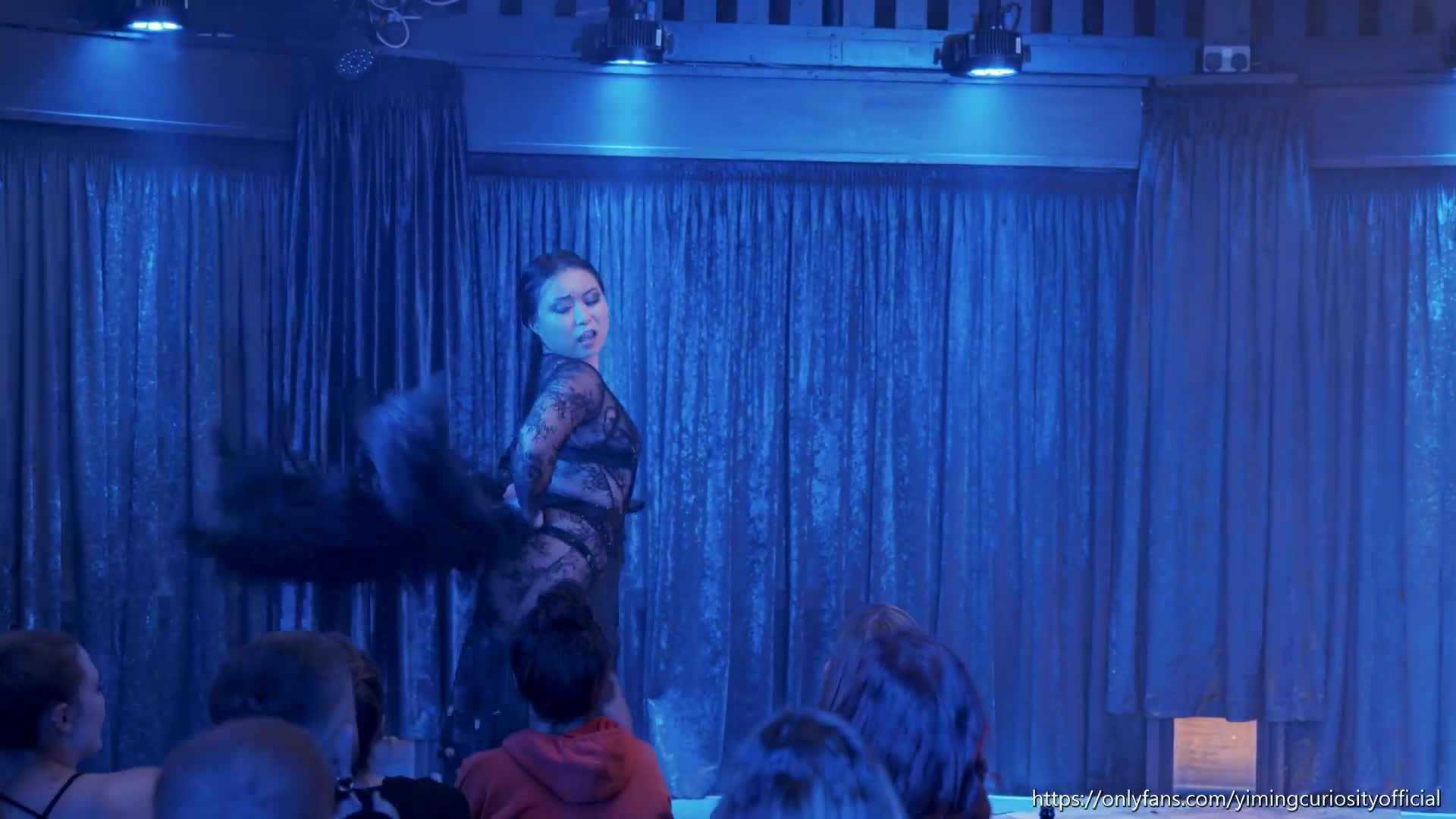 YimingCuriosity依鸣 – 中国留学生 伦敦脱衣舞首秀 性感抖音主播 - Pornhub.com