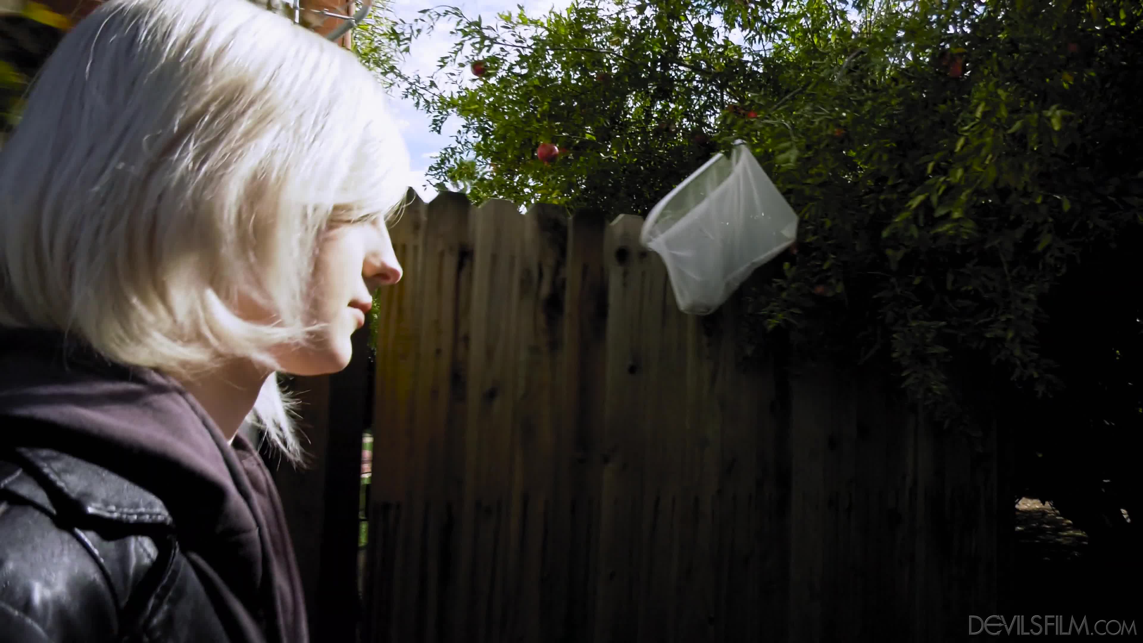 narcos-dfm-20-01-30-ella-hollywood-and-khloe-kay-bringing-a-present-home-2160p