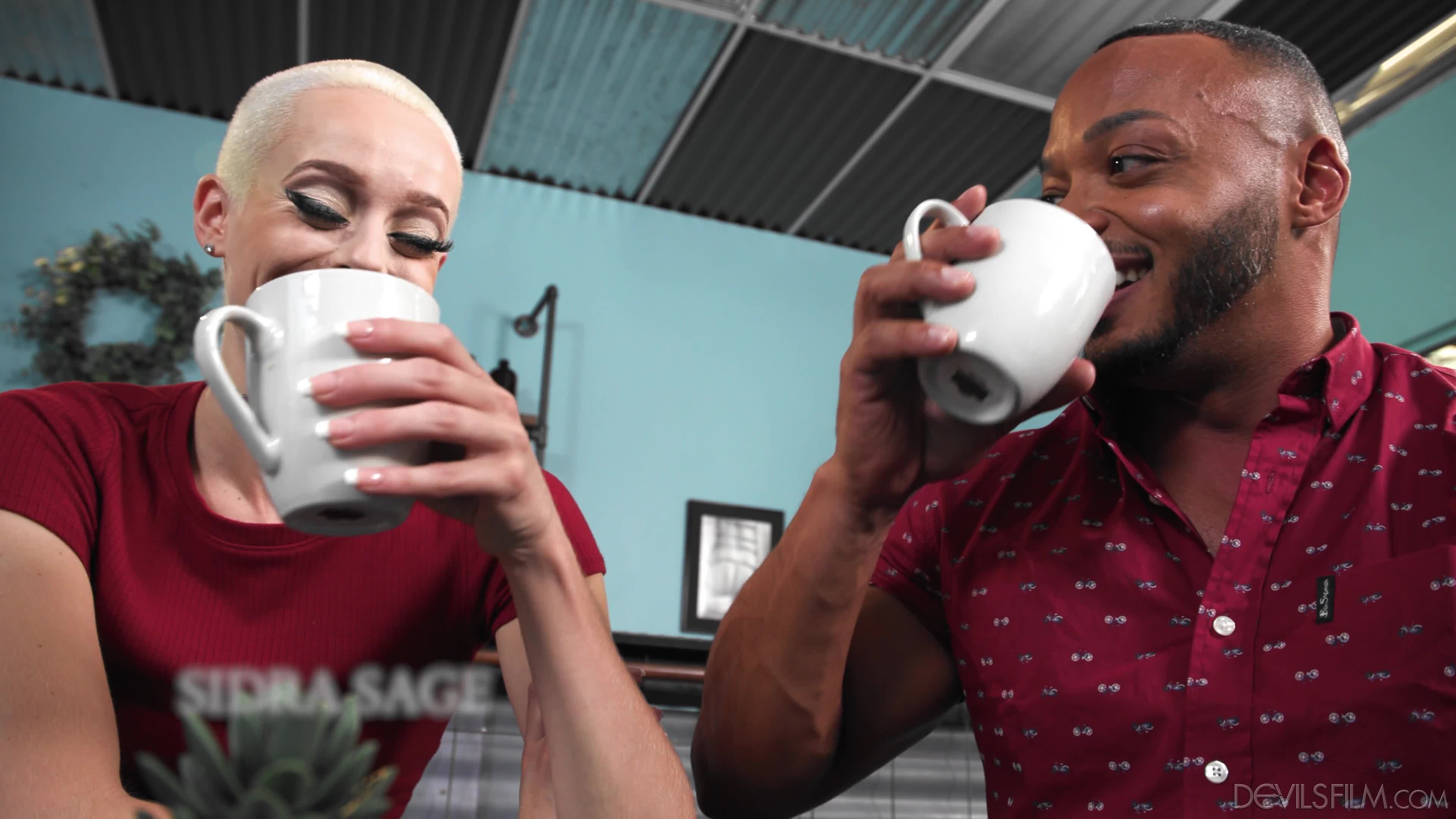 narcos-dfm-20-12-01-izzy-wilde-menage-a-trans-6-2160p