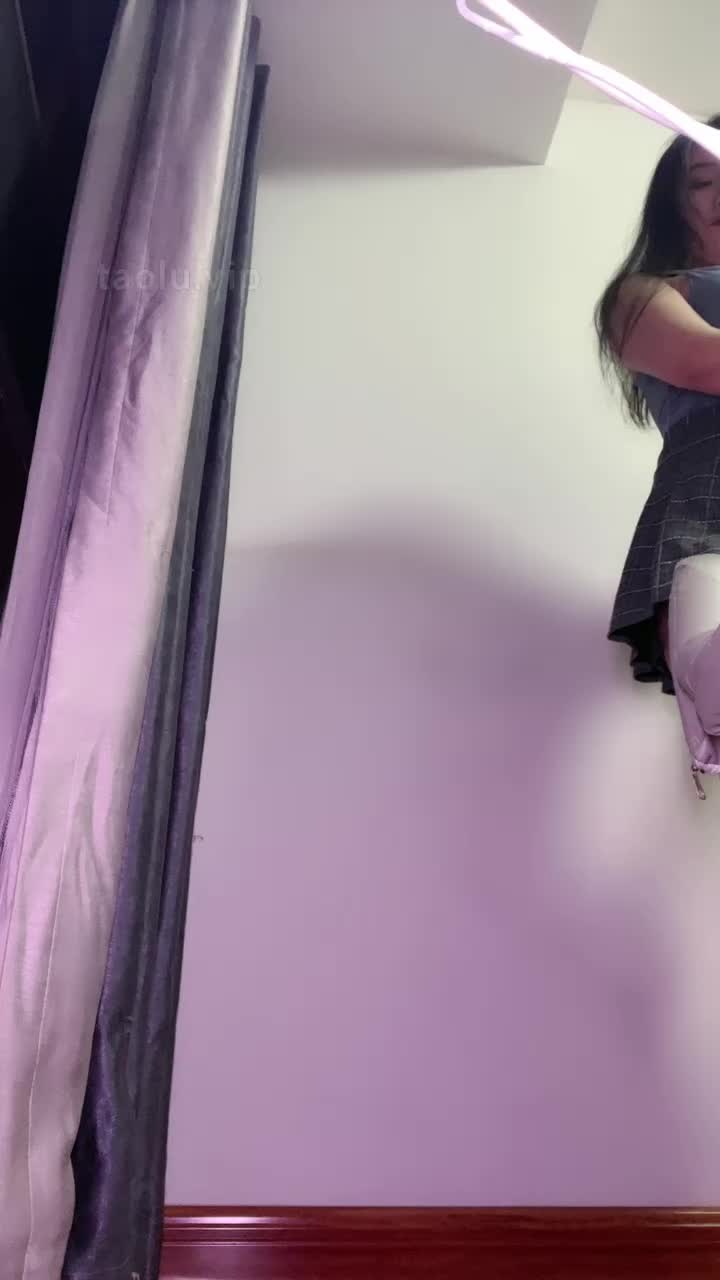 楠熙裙底肥臀红绿灯