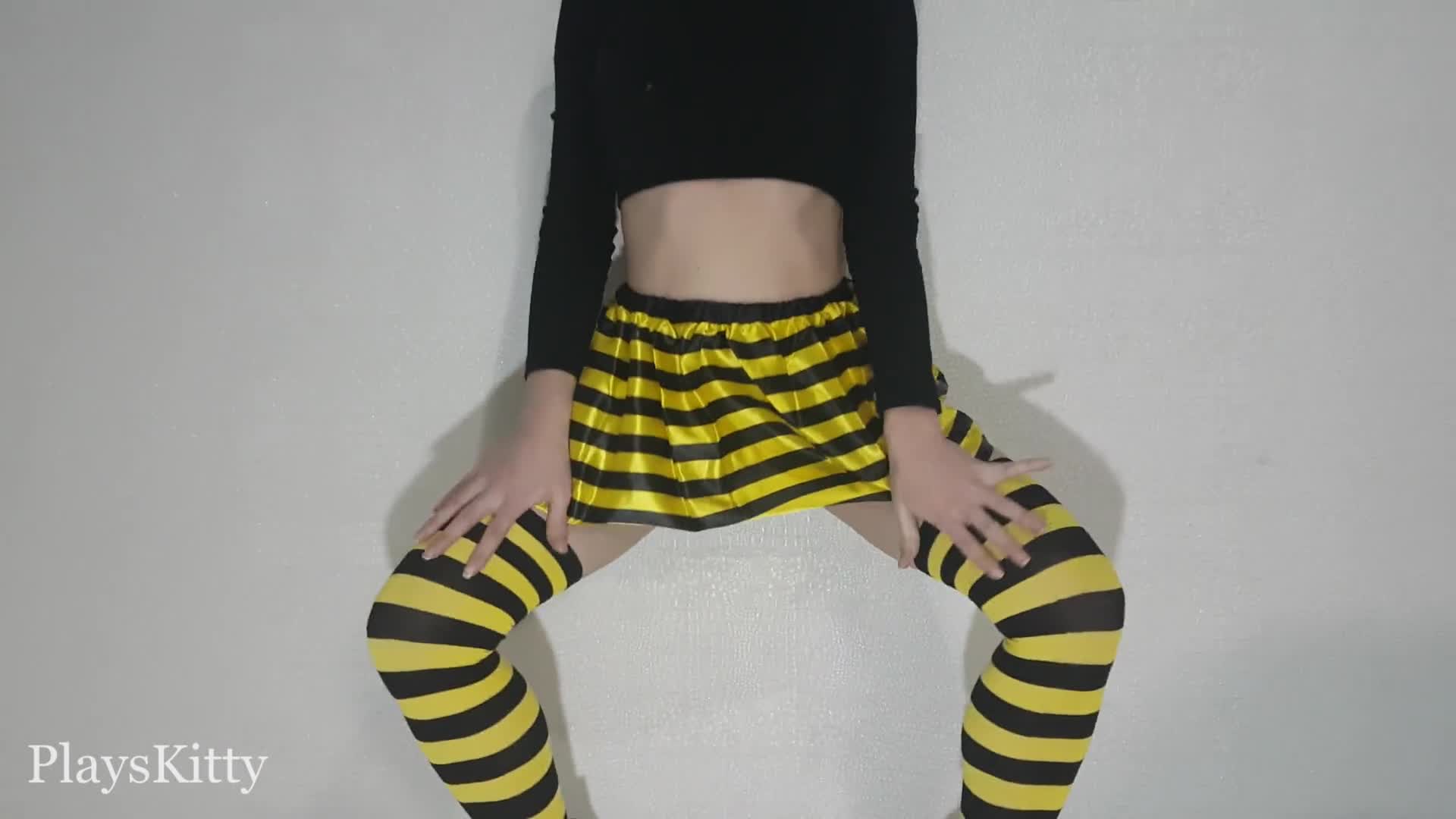 0134 - Очень горячая в отличной юбке трахает свою киску! Фистинг! (ph5e61f1917f9f8)