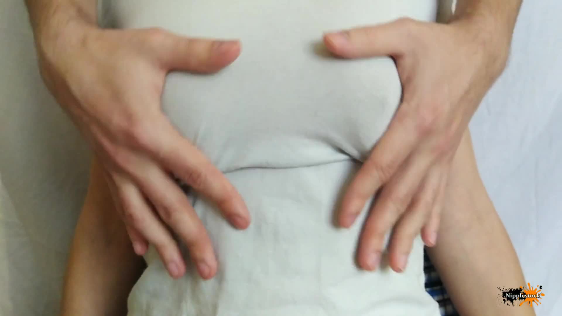 0162 - 剪开并撕开衣服以吸吮乳头 (ph5ed39fda9b717)