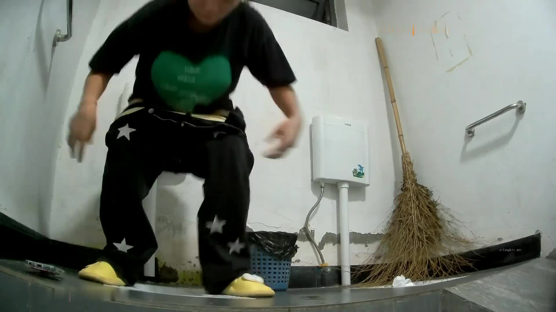 九月最新流出大神潜入风景区女厕 全景露脸偷窥美女少妇尿尿第二期感觉颜值一般般