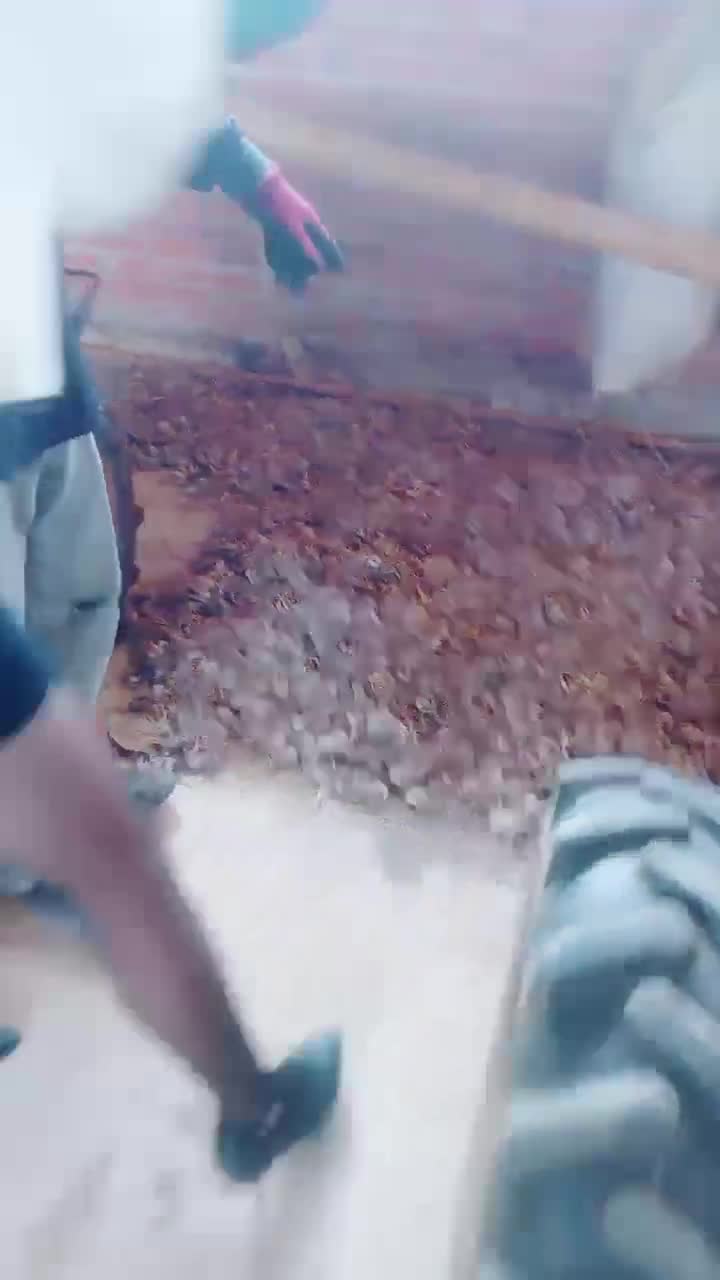 黑丝齐逼小短裙勾引民工拖拉机旁舔屌