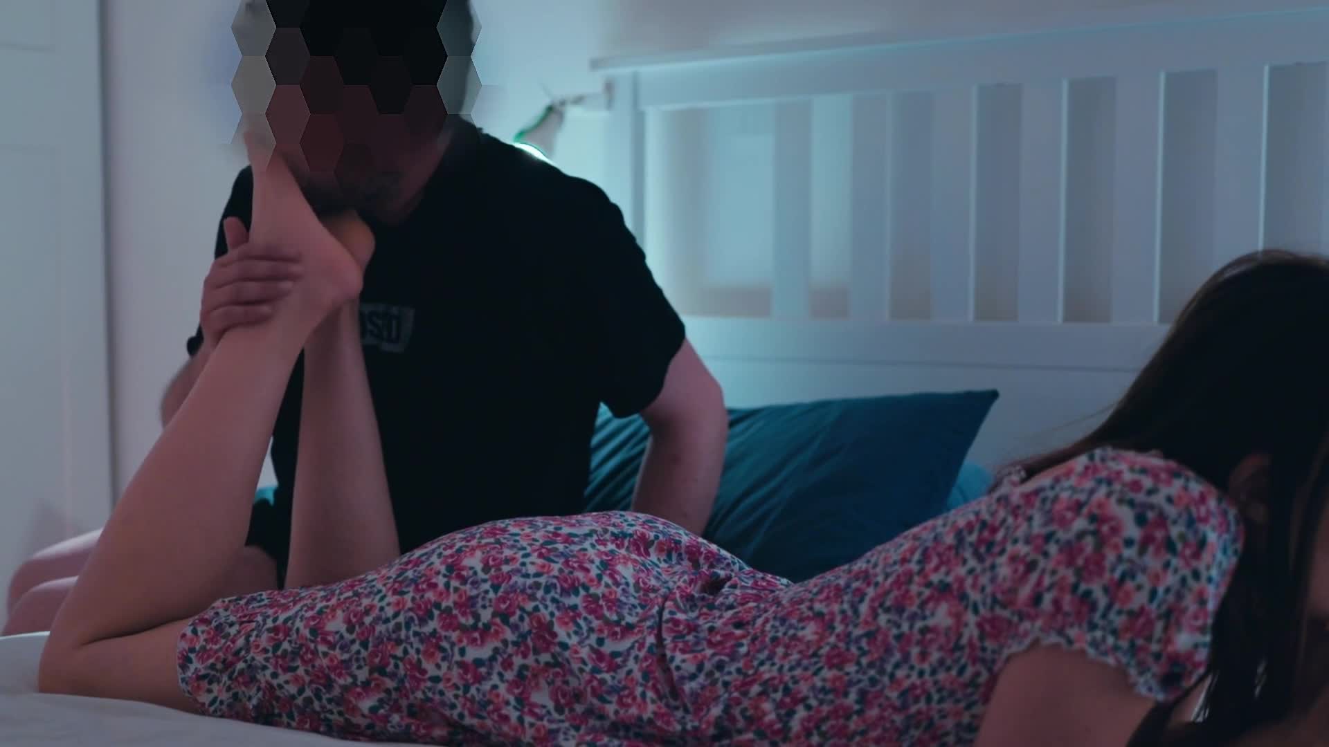 0050 - Milf's foot tease 