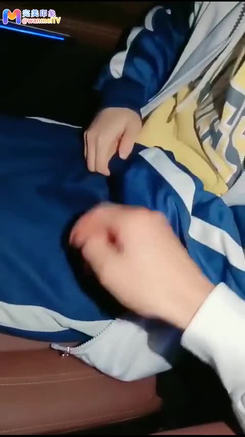 金钱挥霍无度为了请同学吃饭卖掉初夜有露脸，长像清甜美人胚子穿校服都有范