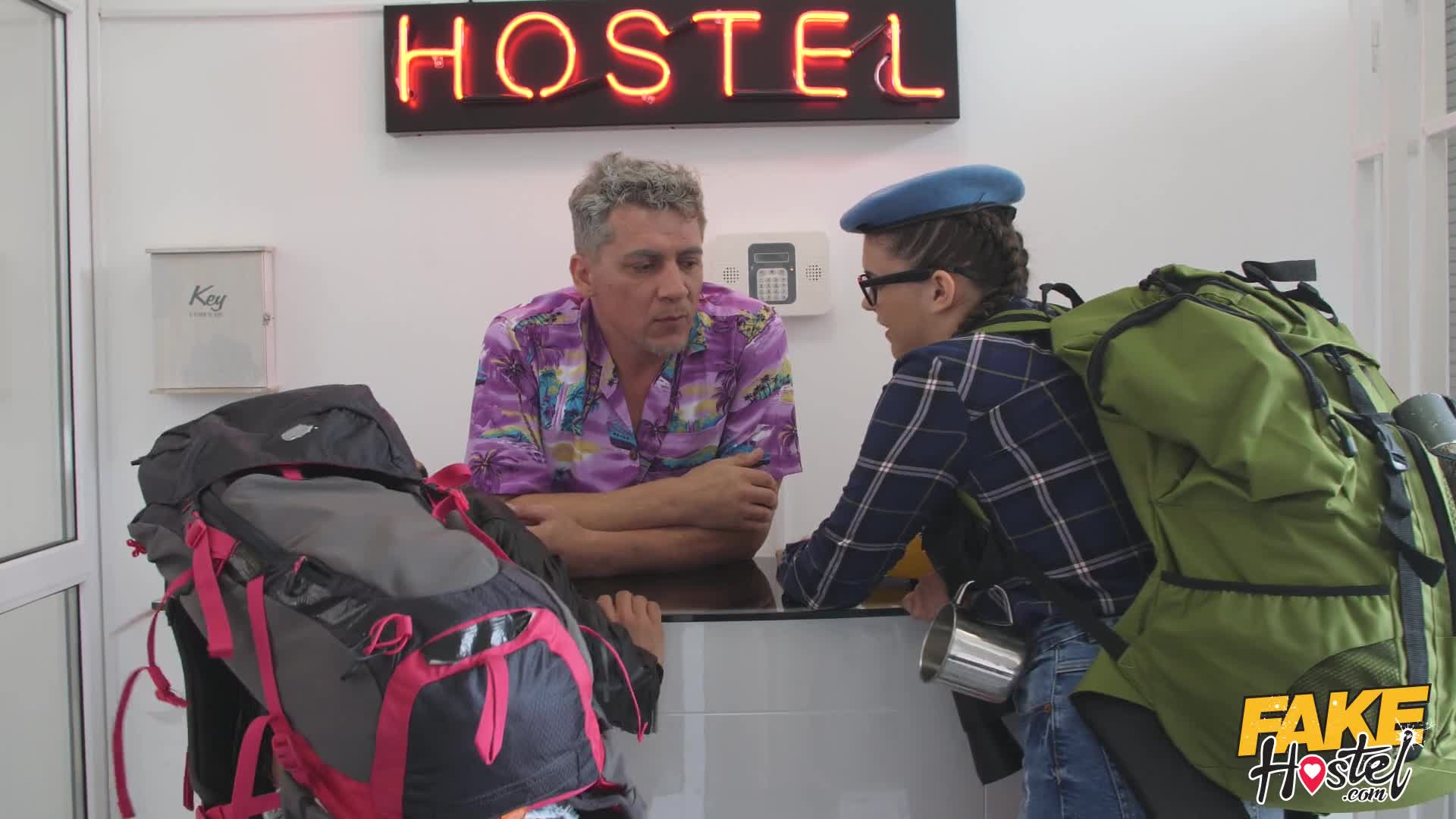 FakeHostel-TayleeWood&VeronicaLeal&SteveQ-SlimAndThiccGirlThreesome-08.02.2021