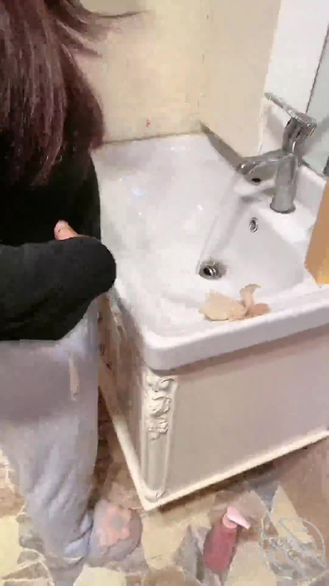 (41)我和妈妈在卫生间操逼，妈妈说：千万不要让你爸爸知道，会打死我们的[乱伦爱好者]