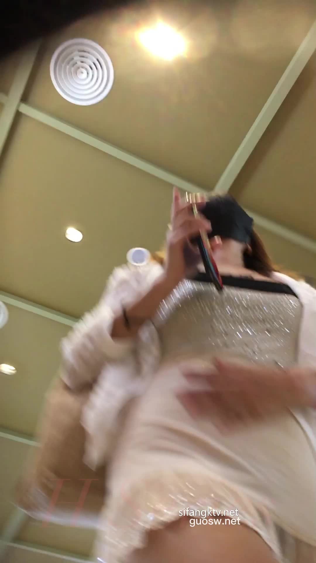 跟拍无内高跟骚熟女
短裙无内是随时做好战斗准备吗？
连续跟拍 脸拍了 屄也拍了