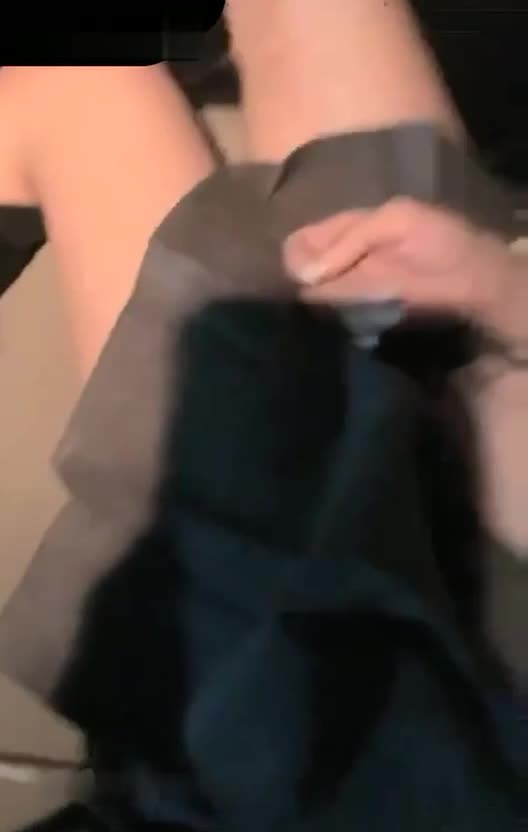 垂涎已久的女同事，终于把她灌醉了。