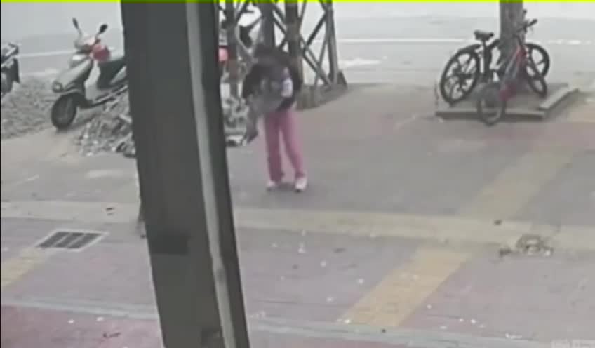 谁家的 恶狗 不栓绳  太吓人了