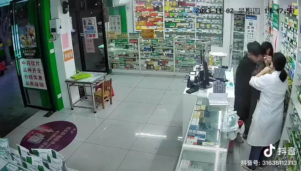 这种人怎么配有女朋友？  
11月2日广西桂林恭城县，一男子多次暴打女友致其受伤，进药店要求女店员处理伤口，处理期间还在暴打女友，女店员也差点被打！  3号警方通报，人已抓获，二人是情侣。