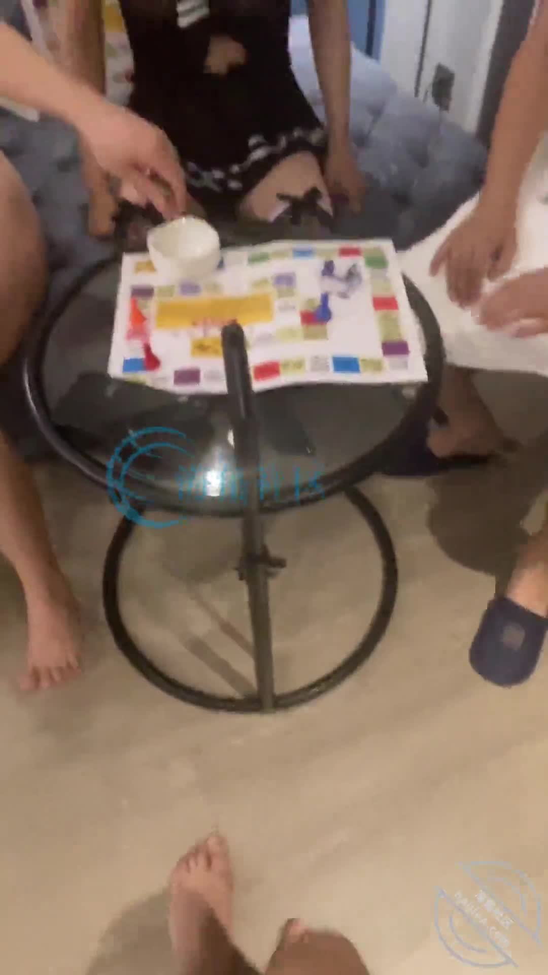 【原创视频】恳求老婆满足我的愿望，被三人轮流无套内射，精液都灌满了[家有娇妻丶]