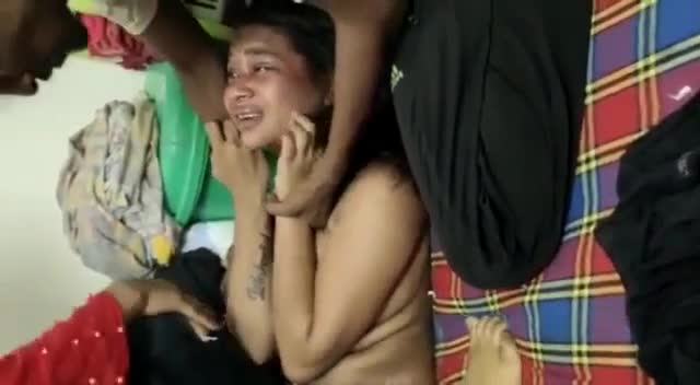 原来印度强奸是这样的，小哥哥你们见过吗，这都是用酒瓶强奸啊
太狠了