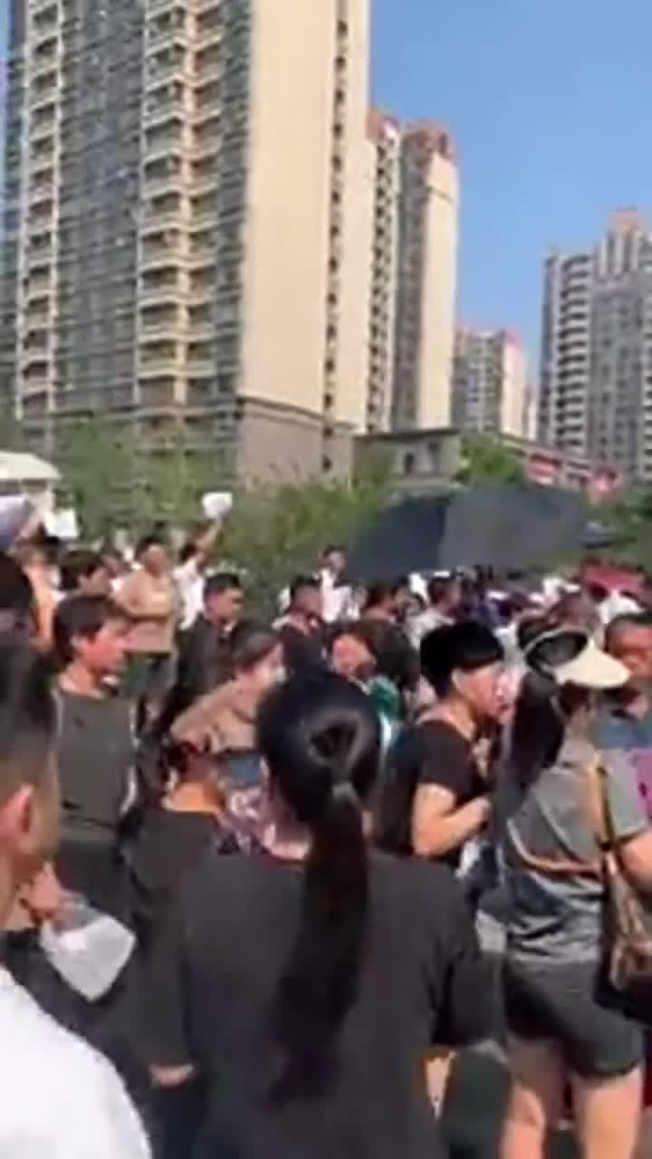 又是恒大。。。
8月31日，河南商丘恒大名都交房延期引发业主抗议，期间有多名业主被警察带走