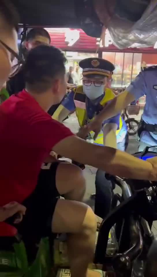 天气热，城管想吃西瓜了