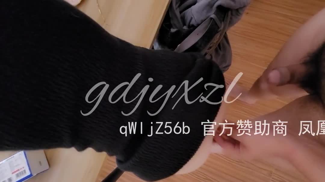 “你以后多充点卡我多陪陪你”卖男装的肉丝长靴骚货，为了业绩去他家内射