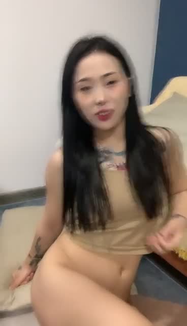 胸前漂亮纹身美女！骚逼好痒求操！抓屌舔弄叫爸爸，大屁股主动骑乘位