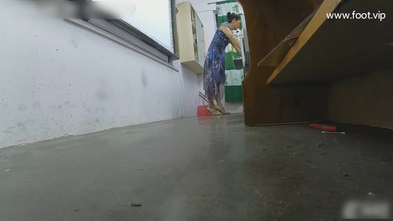 002女老师上课脱鞋晒脚集锦002