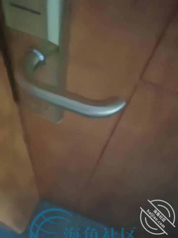 带家人来女友家定婚，趁哥哥去帮忙在酒店强上嫂子，舒服了[我的长腿嫂子丝袜控]