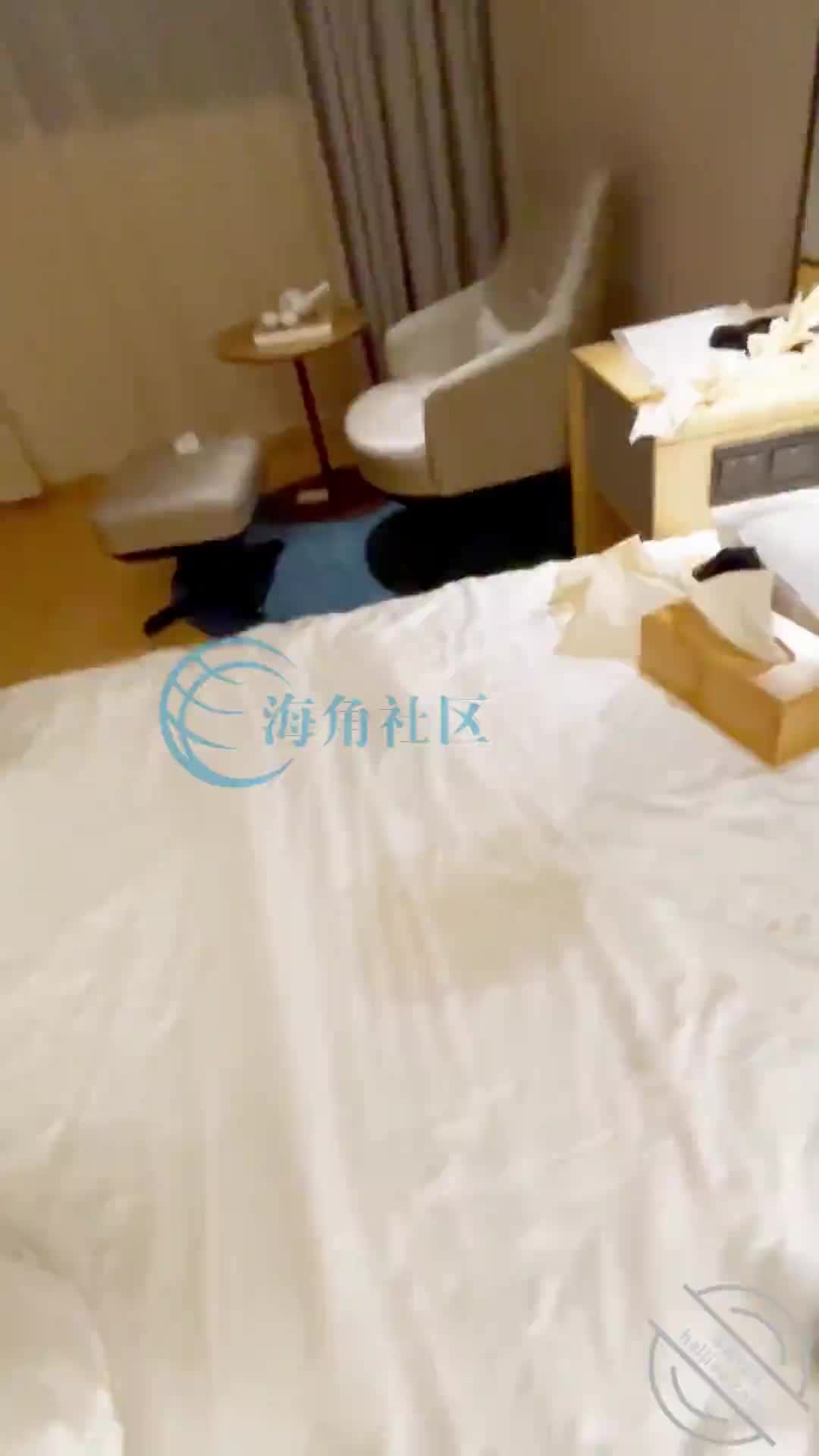 【原创视频】和禁欲很久的房东约炮，她接她爸电话我还在抽插，太紧张小便失禁[强上女房东]