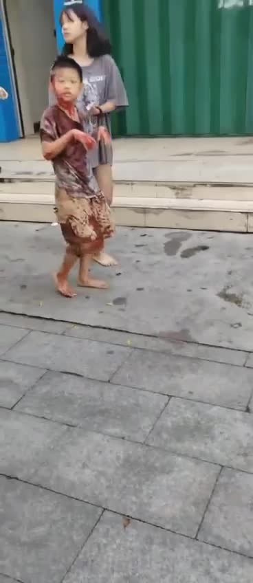 海南三亚林旺市场这里一家三四口人被砍连小孩都不放过