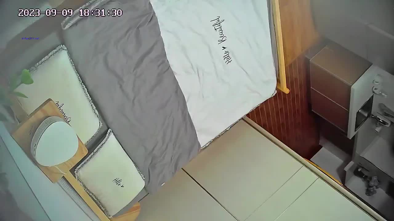 2023-9-9新流出酒店偷拍两个貌似高中学妹带了不少SM用具练习打屁股这是找罪受啊