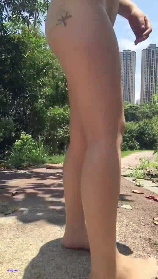 高楼林立，光天化日，母狗百米往返跑羞耻 体力训练