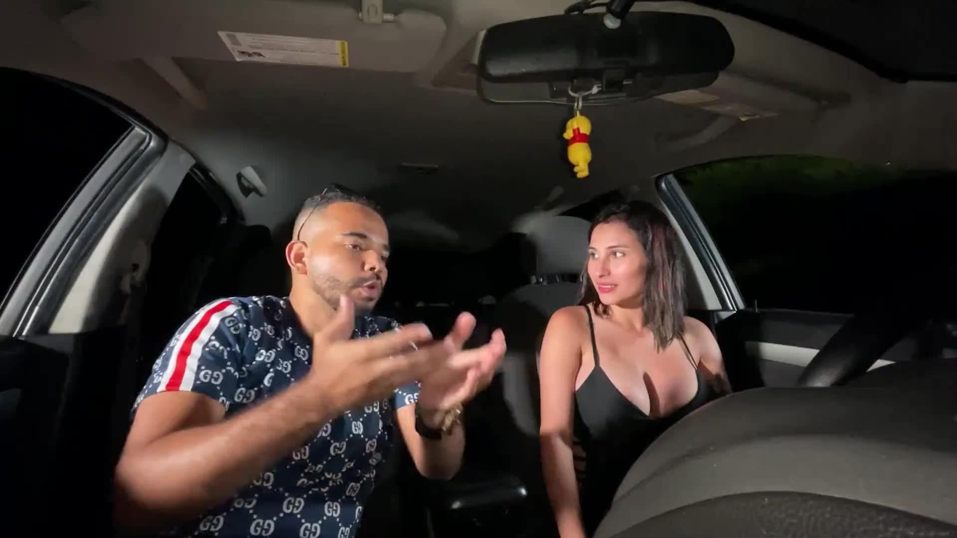 discuto con mi novio en el carro y viene mi amiga para consolarme y me termina follando (ph631a319cd903d)