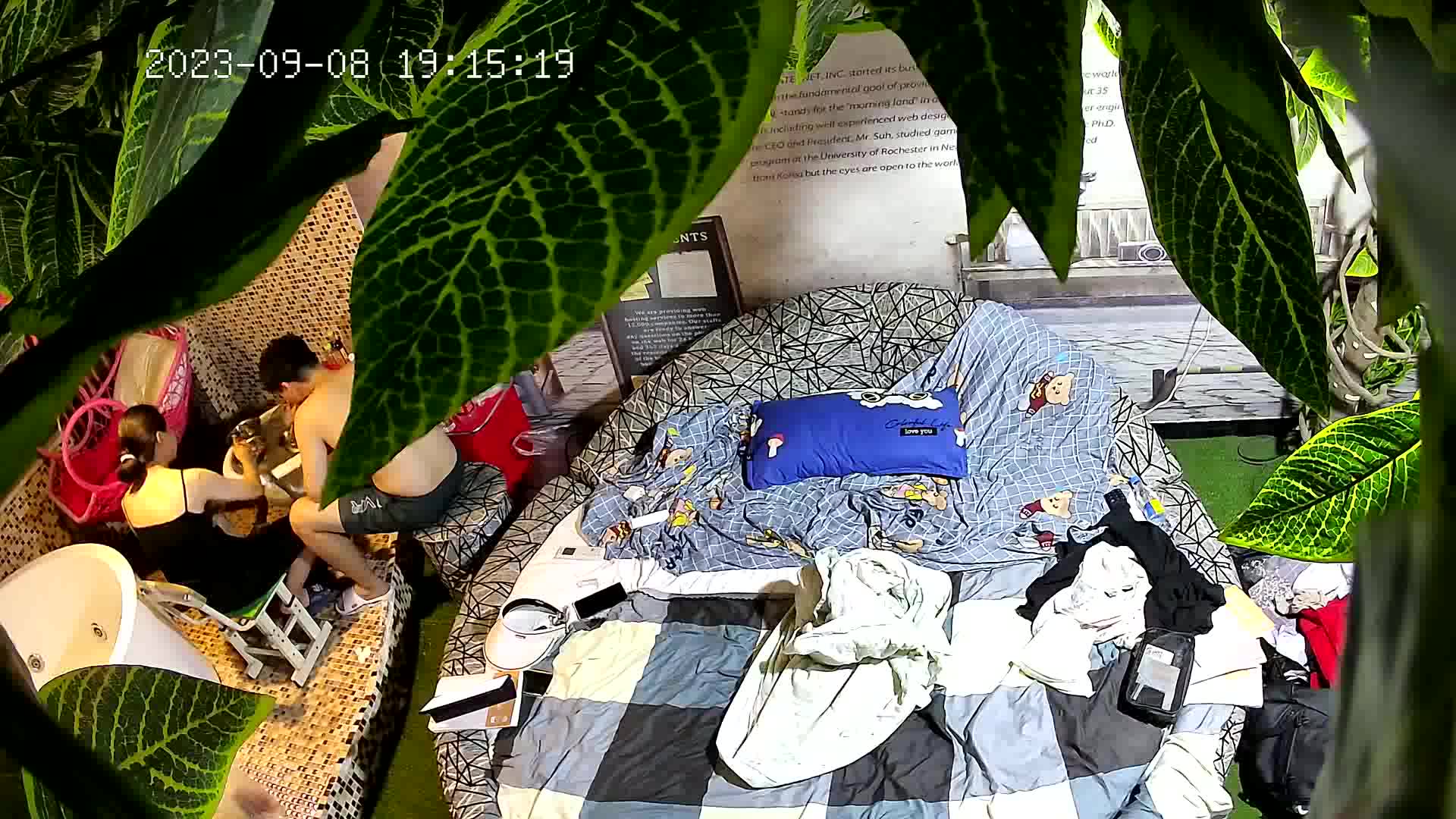 2023-9-8【酒店偷拍】小情侣开房，大圆床来一发，双腿肩上扛直接操，射的有点快，女友不怎么满足